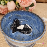 Filiżanka KOŃ ceramiczna ze spodkiem i srokatym koniem w środku ręcznie toczona i malowana koń ze spodkiem prezent w kolorze beżu i niebieskiego przenikającym się kubek z koniem filiżanka z koniem srokatym