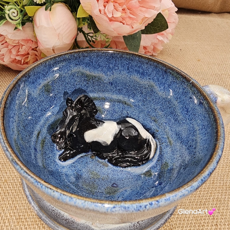 Filiżanka KOŃ ceramiczna ze spodkiem i srokatym koniem w środku ręcznie toczona i malowana koń ze spodkiem prezent w kolorze beżu i niebieskiego przenikającym się kubek z koniem filiżanka z koniem srokatym