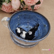 Filiżanka KOŃ ceramiczna ze spodkiem i srokatym koniem w środku ręcznie toczona i malowana koń ze spodkiem prezent w kolorze beżu i niebieskiego przenikającym się kubek z koniem filiżanka z koniem srokatym