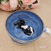 Filiżanka KOŃ ceramiczna ze spodkiem i srokatym koniem w środku ręcznie toczona i malowana koń ze spodkiem prezent w kolorze beżu i niebieskiego przenikającym się kubek z koniem filiżanka z koniem srokatym