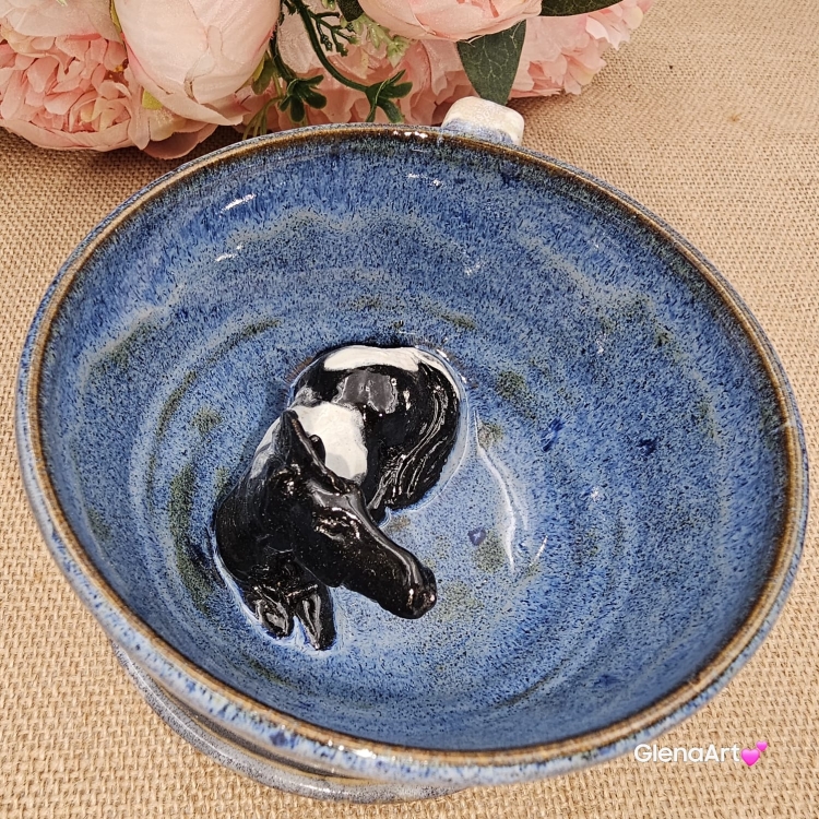 Filiżanka KOŃ ceramiczna ze spodkiem i srokatym koniem w środku ręcznie toczona i malowana koń ze spodkiem prezent w kolorze beżu i niebieskiego przenikającym się kubek z koniem filiżanka z koniem srokatym