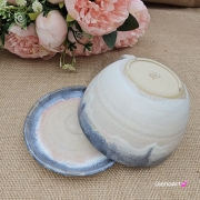 Filiżanka KOŃ ceramiczna ze spodkiem i srokatym koniem w środku ręcznie toczona i malowana koń ze spodkiem prezent w kolorze beżu i niebieskiego przenikającym się kubek z koniem filiżanka z koniem srokatym