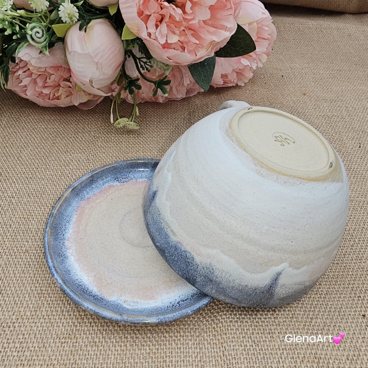 Filiżanka KOŃ ceramiczna ze spodkiem i srokatym koniem w środku ręcznie toczona i malowana koń ze spodkiem prezent w kolorze beżu i niebieskiego przenikającym się kubek z koniem filiżanka z koniem srokatym