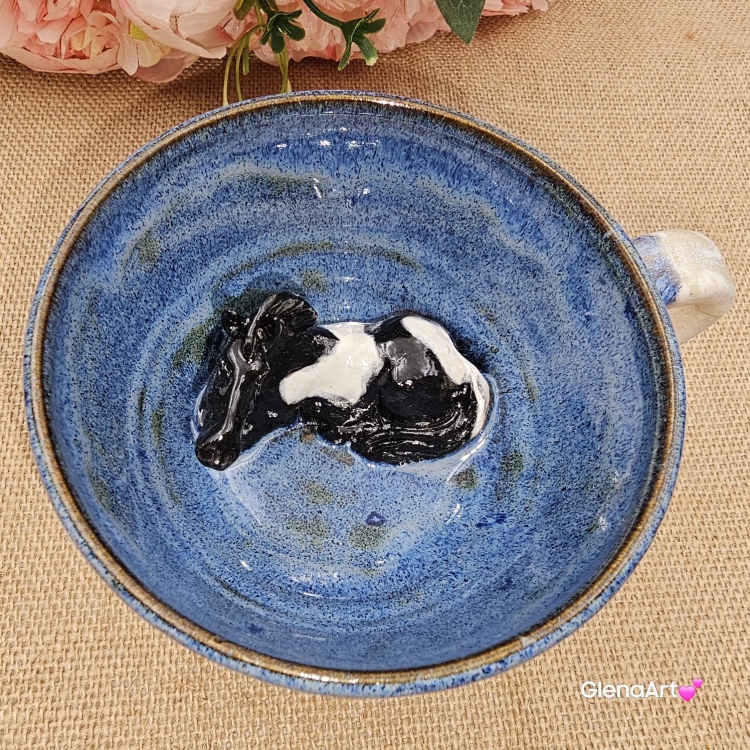 Filiżanka KOŃ ceramiczna ze spodkiem i srokatym koniem w środku ręcznie toczona i malowana koń ze spodkiem prezent w kolorze beżu i niebieskiego przenikającym się kubek z koniem filiżanka z koniem srokatym