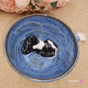 Filiżanka KOŃ ceramiczna ze spodkiem i srokatym koniem w środku ręcznie toczona i malowana koń ze spodkiem prezent w kolorze beżu i niebieskiego przenikającym się kubek z koniem filiżanka z koniem srokatym