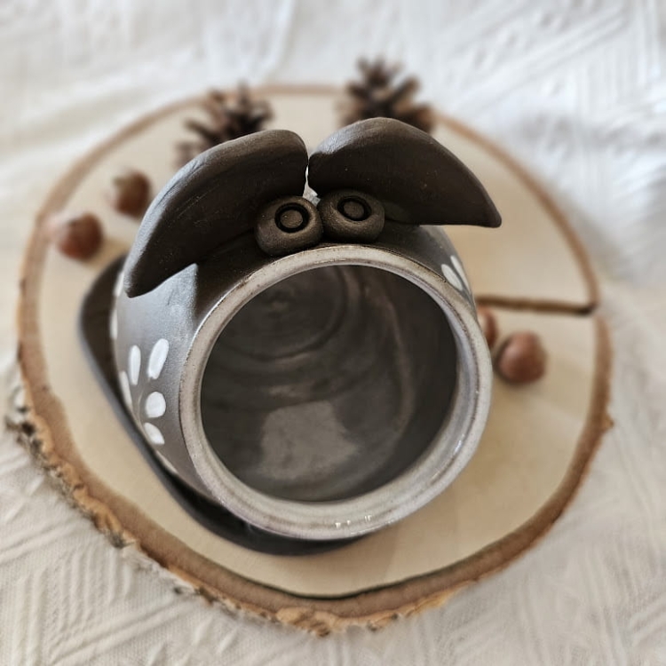 Pojemnik ceramiczny Świnka + Podstawka brązowa na sól kmpl. rękodzieło ręcznie toczony