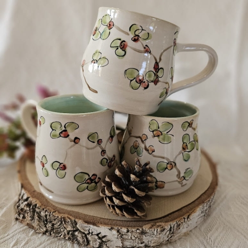 Kubek ceramiczny kwiaty czerwone dość ciężki rękodzieło ręcznie toczony i malowany