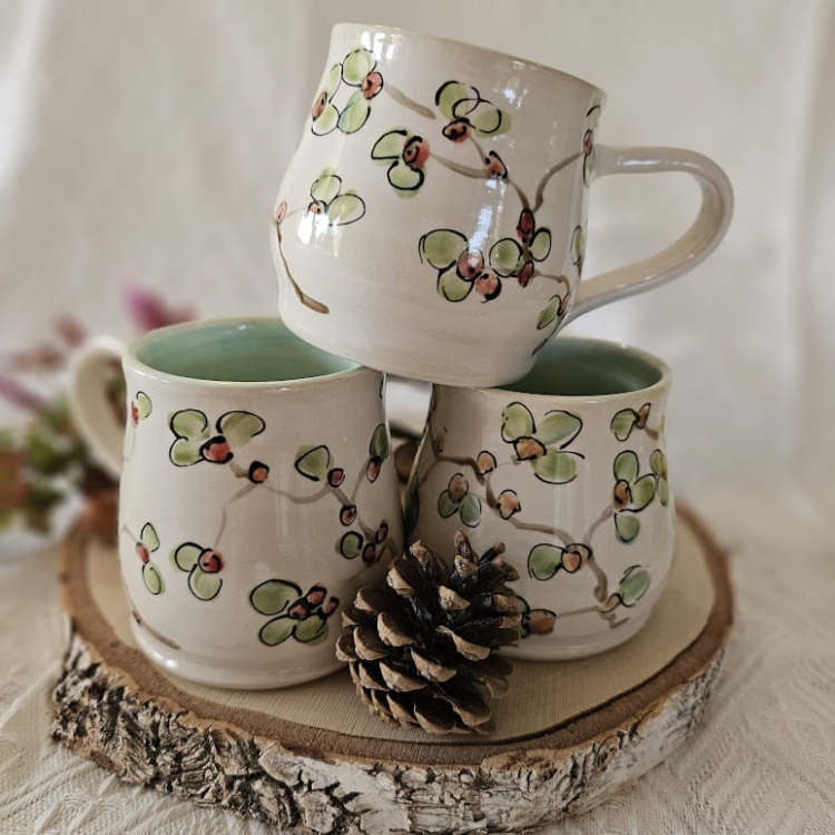 Kubek ceramiczny kwiaty czerwone dość ciężki rękodzieło ręcznie toczony i malowany