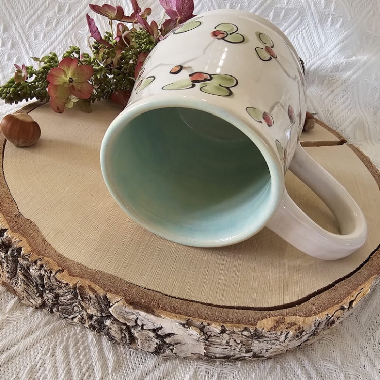 Kubek ceramiczny kwiaty czerwone dość ciężki rękodzieło ręcznie toczony i malowany