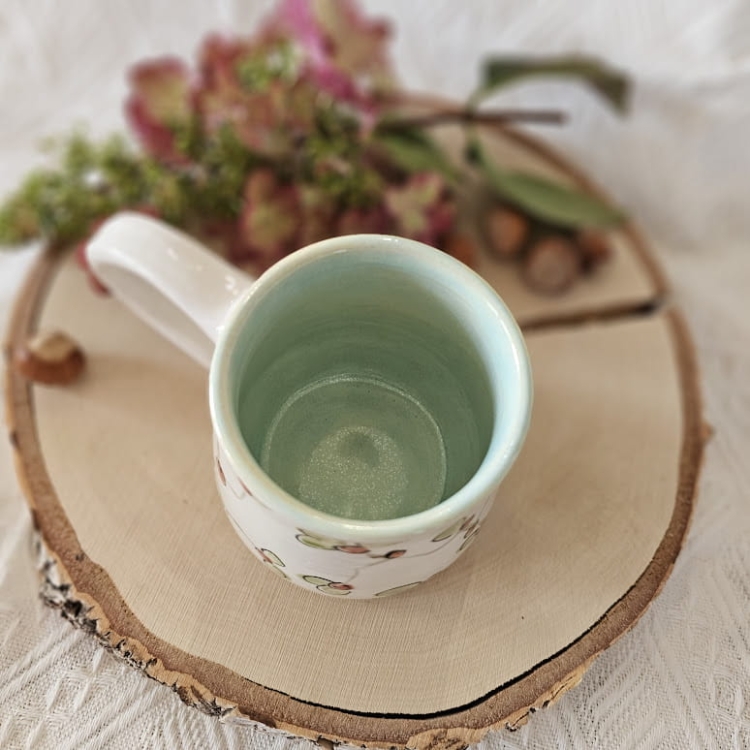 Kubek ceramiczny kwiaty czerwone dość ciężki rękodzieło ręcznie toczony i malowany