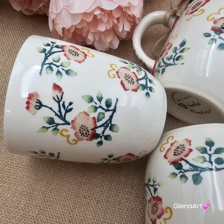 Kubek ceramiczny Bell dekoracja Róże kaszubska ceramika ręcznie zdobiona Arbata kubek róże wzór kaszubski rękodzieło metoda stempelka róże na kubku