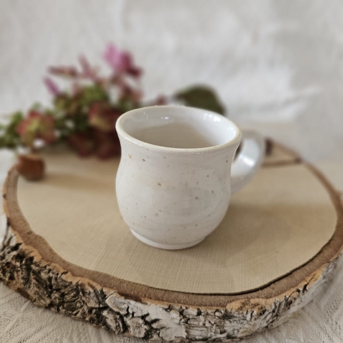 Kubek ceramiczny biały beczułka z uchem rękodzieło ręcznie toczony
