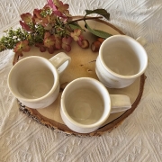 Kubek ceramiczny biały beczułka z uchem rękodzieło ręcznie toczony