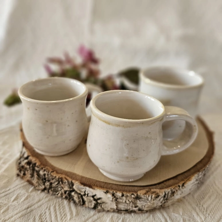Kubek ceramiczny biały beczułka z uchem rękodzieło ręcznie toczony