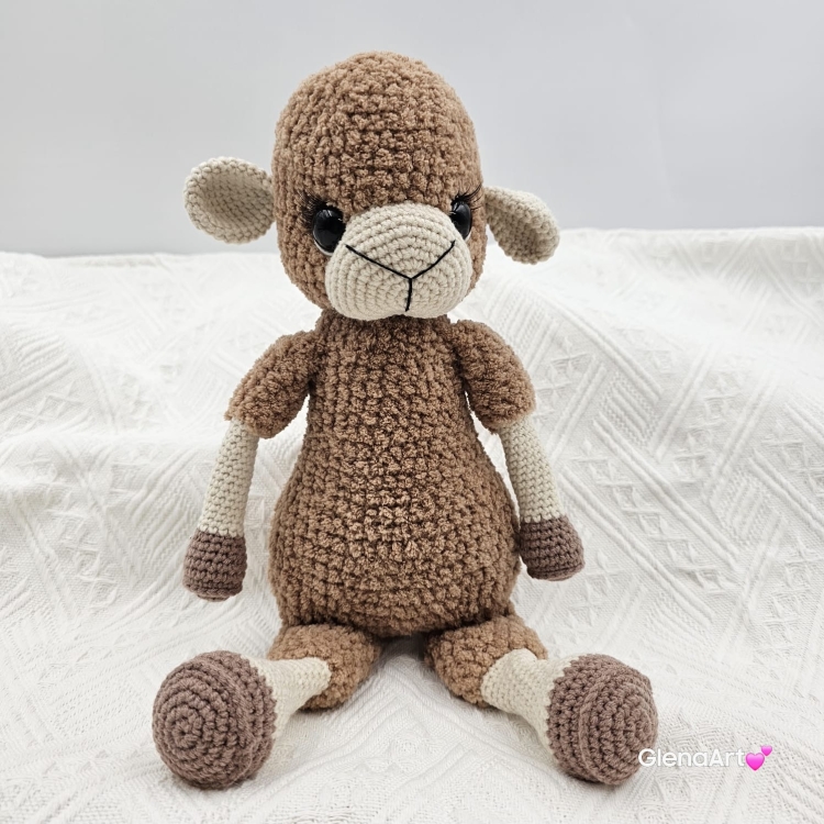 Owieczka na szydełku rękodzieło brązowa owieczka owca wykonana szydełkiem maskotka owca pluszowa owieczka miś