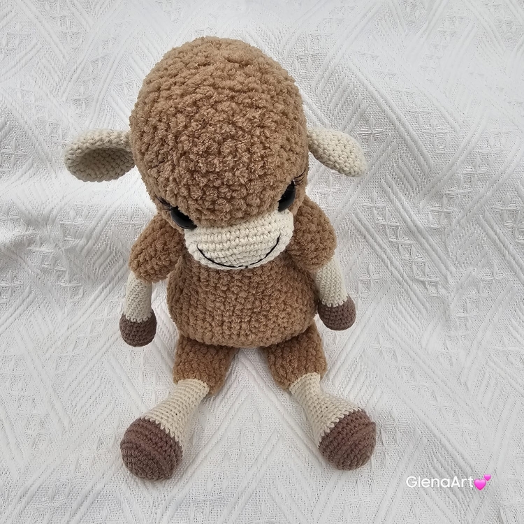 Owieczka na szydełku rękodzieło brązowa owieczka owca wykonana szydełkiem maskotka owca pluszowa owieczka miś
