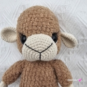 Owieczka na szydełku rękodzieło brązowa owieczka owca wykonana szydełkiem maskotka owca pluszowa owieczka miś