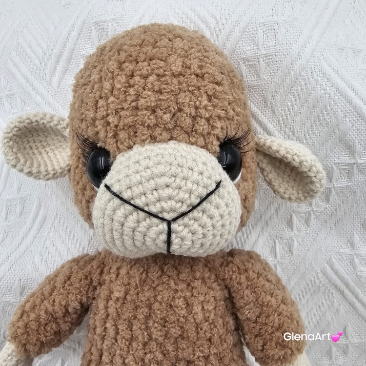 Owieczka na szydełku rękodzieło brązowa owieczka owca wykonana szydełkiem maskotka owca pluszowa owieczka miś