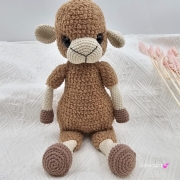 Owieczka na szydełku rękodzieło brązowa owieczka owca wykonana szydełkiem maskotka owca pluszowa owieczka miś