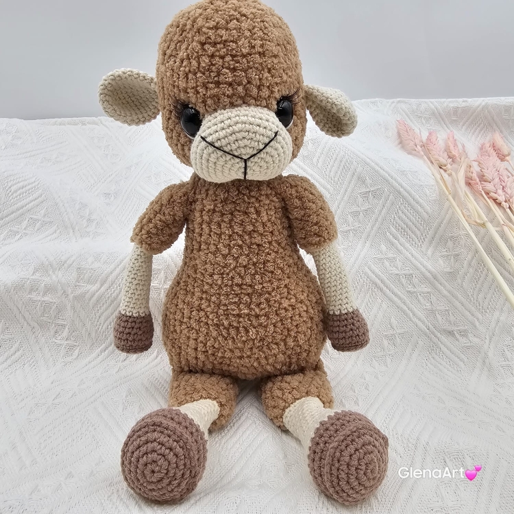 Owieczka na szydełku rękodzieło brązowa owieczka owca wykonana szydełkiem maskotka owca pluszowa owieczka miś