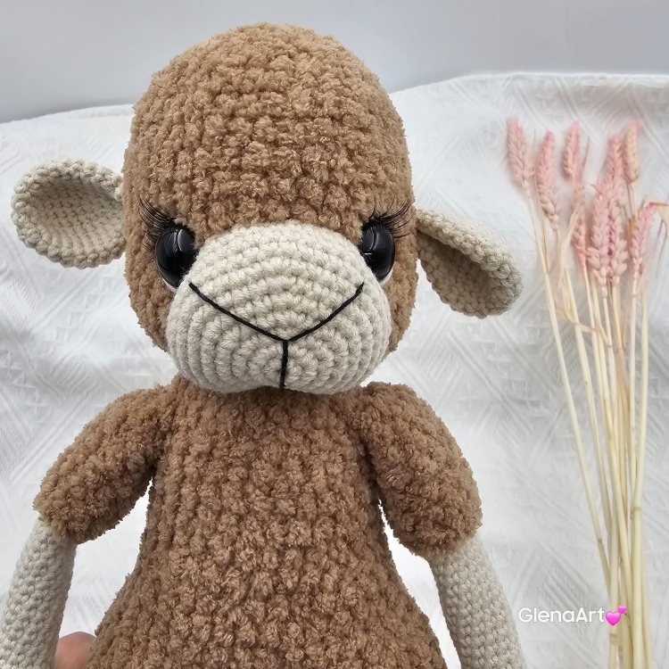 Owieczka na szydełku rękodzieło brązowa owieczka owca wykonana szydełkiem maskotka owca pluszowa owieczka miś