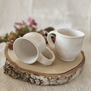 Kubek ceramiczny biały beczułka z uchem rękodzieło ręcznie toczony