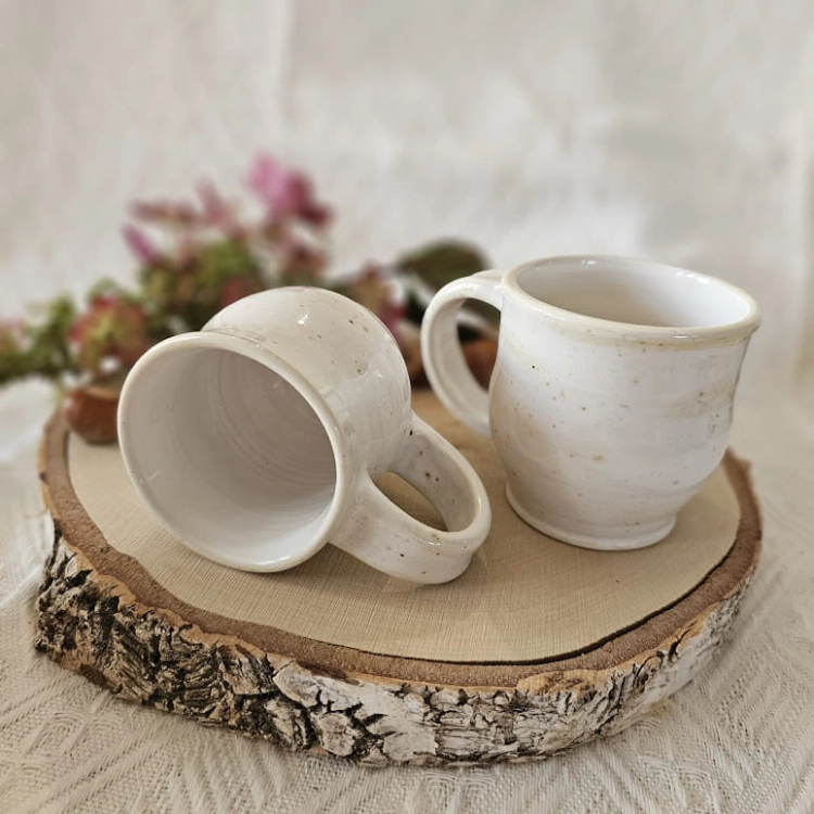 Kubek ceramiczny biały beczułka z uchem rękodzieło ręcznie toczony