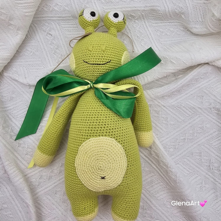 Zielony potworek na szydełku jaskrawy zielony potwór duże oczy rękodzieło na szydełku