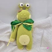 Zielony potworek na szydełku jaskrawy zielony potwór duże oczy rękodzieło na szydełku