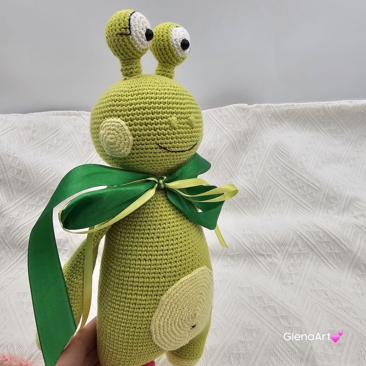 Zielony potworek na szydełku jaskrawy zielony potwór duże oczy rękodzieło na szydełku
