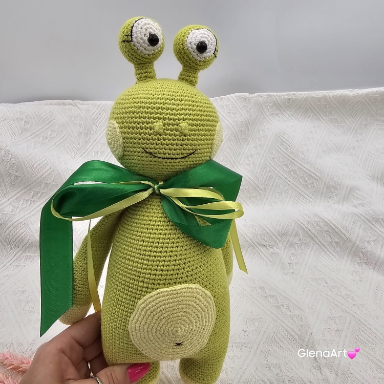 Zielony potworek na szydełku jaskrawy zielony potwór duże oczy rękodzieło na szydełku