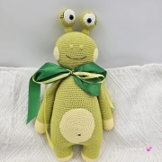 Zielony potworek na szydełku jaskrawy zielony potwór duże oczy rękodzieło na szydełku