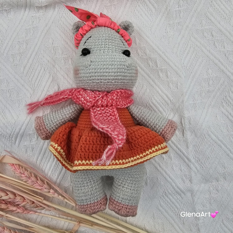 Hipcia w sukience na szydełku hipopotam na szydełku w sukience hipcia rękodzieło maskotka hipcia wykonane na szydełku