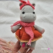 Hipcia w sukience na szydełku hipopotam na szydełku w sukience hipcia rękodzieło maskotka hipcia wykonane na szydełku