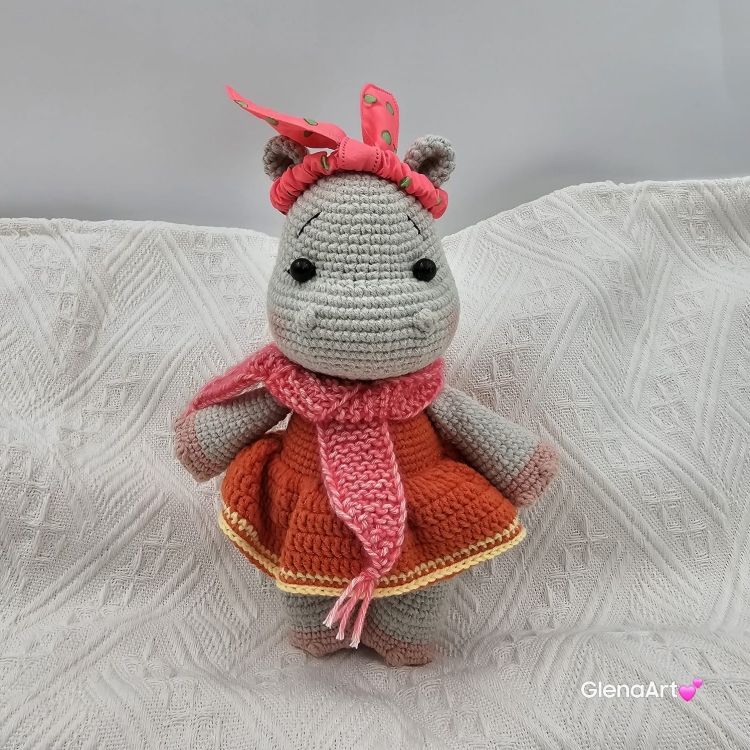 Hipcia w sukience na szydełku hipopotam na szydełku w sukience hipcia rękodzieło maskotka hipcia wykonane na szydełku