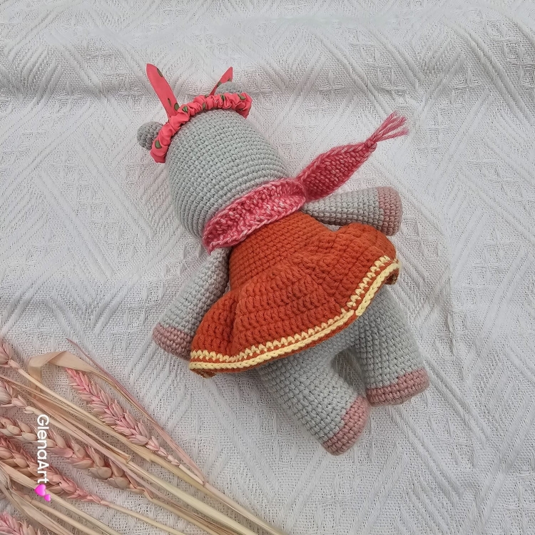 Hipcia w sukience na szydełku hipopotam na szydełku w sukience hipcia rękodzieło maskotka hipcia wykonane na szydełku