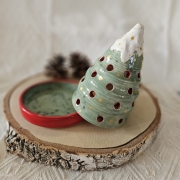 Śliczny mały lampion ceramiczny choinka z podstawką na świeczkę rękodzieło ręcznie malowane urocza choineczka Boże Narodzenie