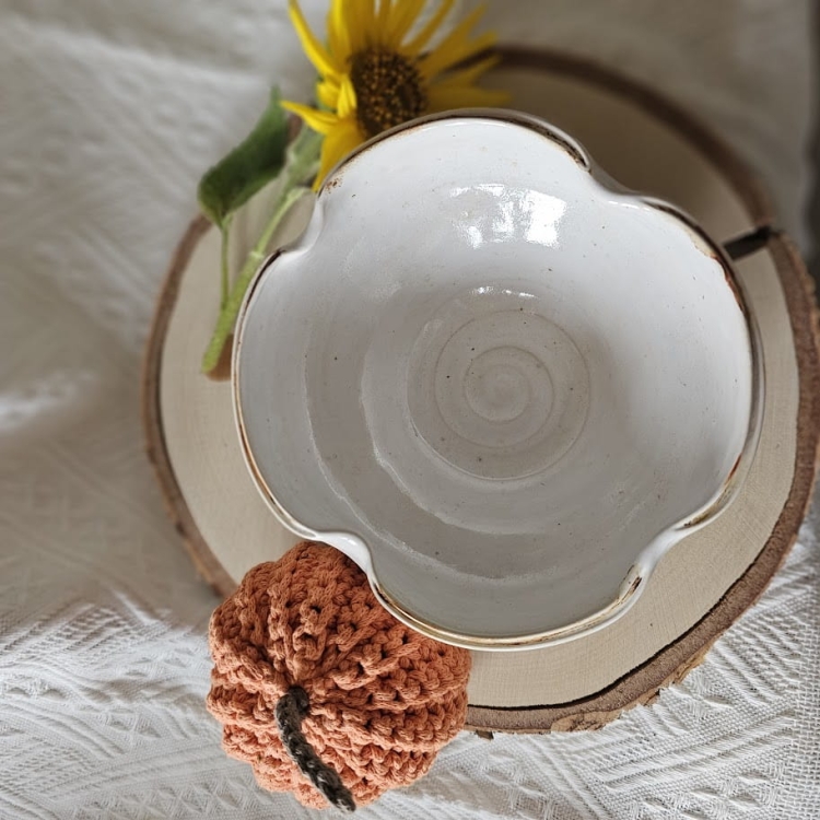 Miska ceramiczna biała koniczyna średnia rękodzieło ręcznie toczona