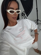 T-shirt LA MANUEL Model - BURST ecru ONE SIZE koszulka ecru z różowym napisem LOGO Lamanuel