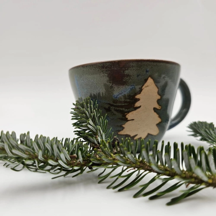 Kubek ceramiczny / filiżanka z choinką i uchem zielono-niebiesko-brązowy Bożonarodzeniowy świąteczny kubek ręcznie toczony