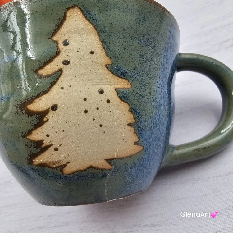 Kubek ceramiczny choinka / filiżanka choinka z choinką i uchem zielono-niebiesko-brązowy Bożonarodzeniowy świąteczny kubek ręcznie toczony świąteczna filiżanka z choinką zielony kubek świąteczny nieidelany