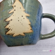 Kubek ceramiczny choinka / filiżanka choinka z choinką i uchem zielono-niebiesko-brązowy Bożonarodzeniowy świąteczny kubek ręcznie toczony świąteczna filiżanka z choinką zielony kubek świąteczny nieidelany