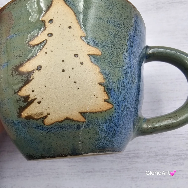 Kubek ceramiczny choinka / filiżanka choinka z choinką i uchem zielono-niebiesko-brązowy Bożonarodzeniowy świąteczny kubek ręcznie toczony świąteczna filiżanka z choinką zielony kubek świąteczny nieidelany