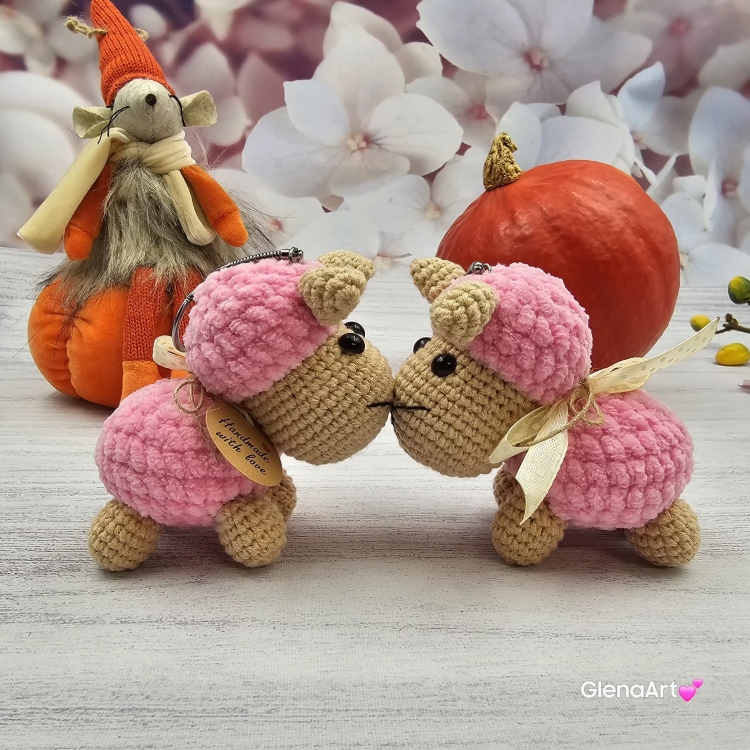 OWIECZKA / BARANEK na szydełku zawieszka brelok na szydełku rękodzieło maskotka do zaczepienia wykonane na szydełku Owca na szydełku dziargana Baranek różowy owieczka różowa