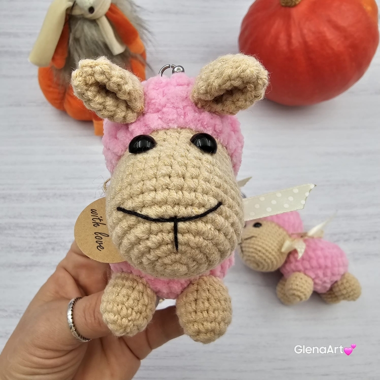 OWIECZKA / BARANEK na szydełku zawieszka brelok na szydełku rękodzieło maskotka do zaczepienia wykonane na szydełku Owca na szydełku dziargana Baranek różowy owieczka różowa