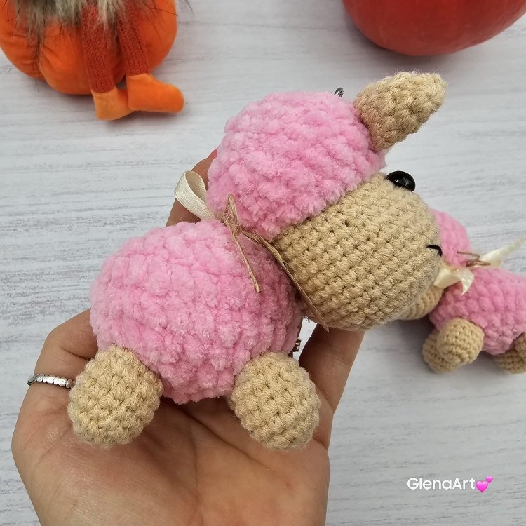 OWIECZKA / BARANEK na szydełku zawieszka brelok na szydełku rękodzieło maskotka do zaczepienia wykonane na szydełku Owca na szydełku dziargana Baranek różowy owieczka różowa