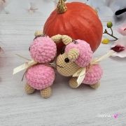 OWIECZKA / BARANEK na szydełku zawieszka brelok na szydełku rękodzieło maskotka do zaczepienia wykonane na szydełku Owca na szydełku dziargana Baranek różowy owieczka różowa