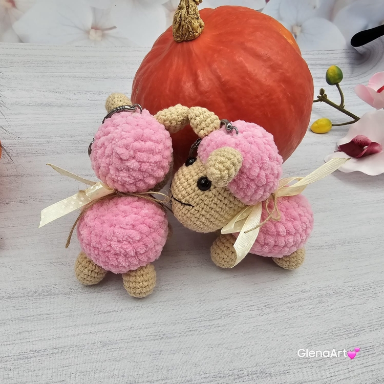 OWIECZKA / BARANEK na szydełku zawieszka brelok na szydełku rękodzieło maskotka do zaczepienia wykonane na szydełku Owca na szydełku dziargana Baranek różowy owieczka różowa