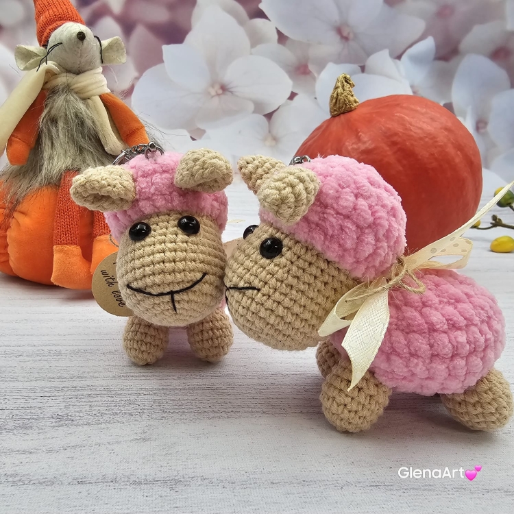 OWIECZKA / BARANEK na szydełku zawieszka brelok na szydełku rękodzieło maskotka do zaczepienia wykonane na szydełku Owca na szydełku dziargana Baranek różowy owieczka różowa