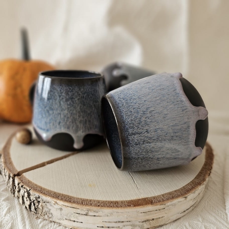 Kubek ceramiczny z uchem Beczułka ręcznie robiony 320 ml - RÓŻOWE KROPLE rękodzieło kolor przenikający róż